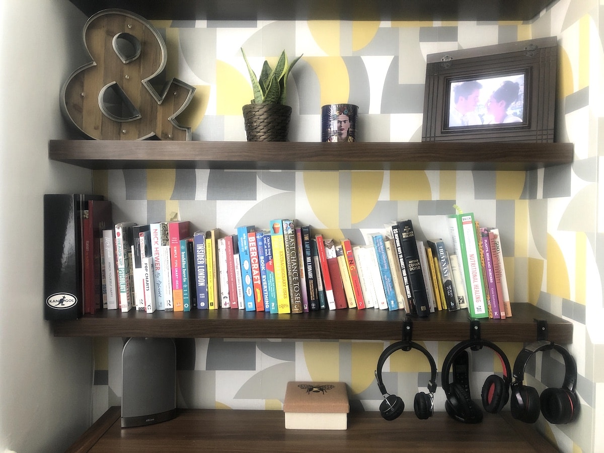 Retro style accessories for the living room